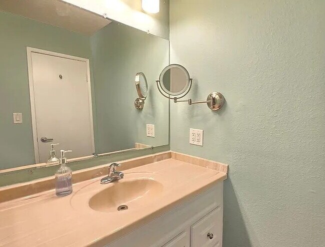 Building Photo - "Charming 2-Bed, 2-Bath Gem in Tarzana - Cozy 830 Sq Ft Retreat!"