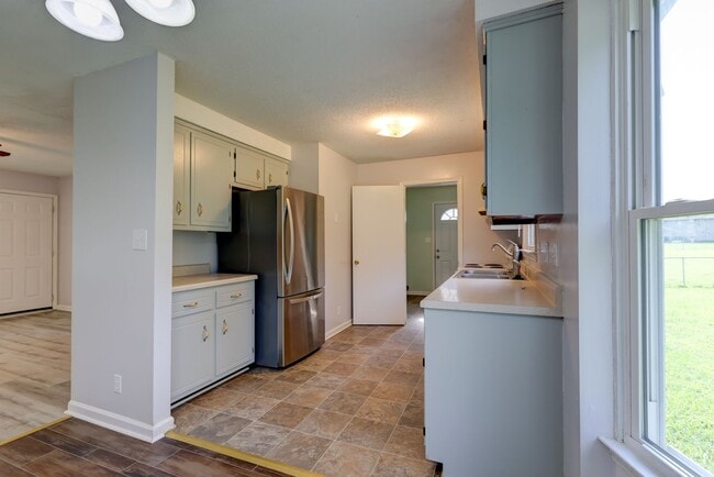 Building Photo - 204 Bob White Dr
