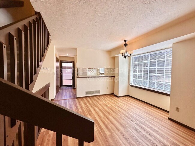 Building Photo - 715 Julian Cir