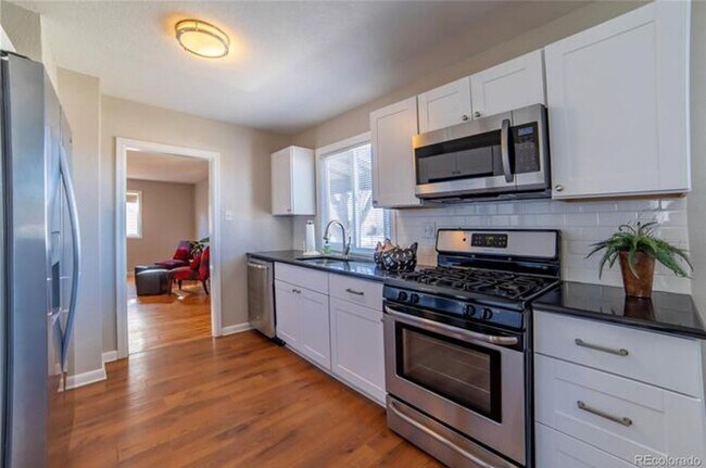 Building Photo - Nicely Remodeled 2 bedroom Bungalow.