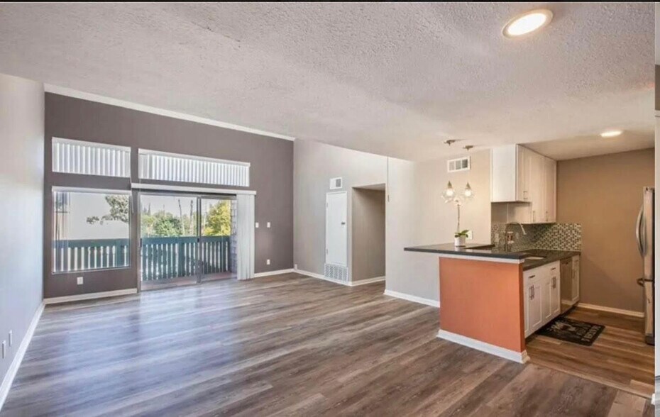spacious living room - 5700 Etiwanda Ave