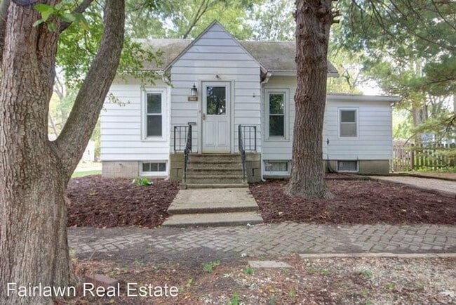 Primary Photo - 3 br, 1 bath House - 302 South Grove St.