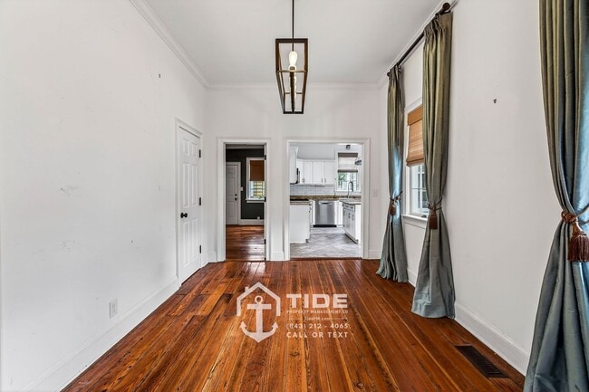 Building Photo - Walkable Downtown Living