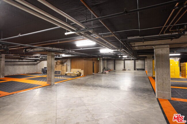 Building Photo - 547 N Sweetzer Ave