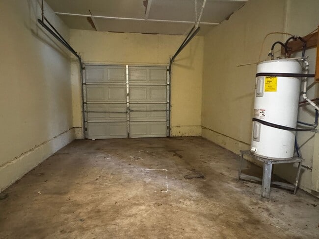 Building Photo - 2330 NW 35th- AVAILABLE NOW!