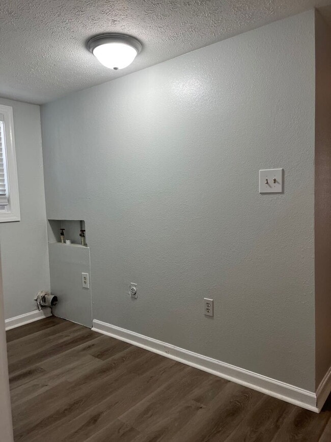 Building Photo - 489 W Outer Dr