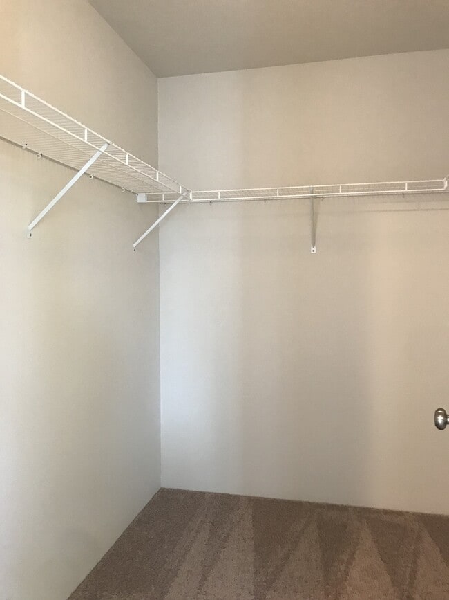Building Photo - CUSTOM 3 BR 2.5 PET FRIENDLY HOME! A/C!