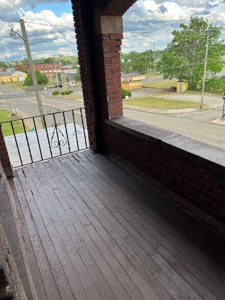 Building Photo - 315 9th St NE