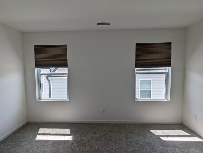 Building Photo - Room in Townhome on Scoter St