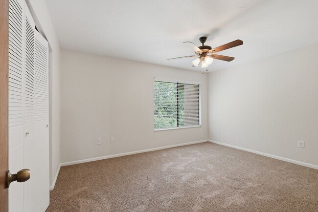 Building Photo - Southfork Oaks Condo
