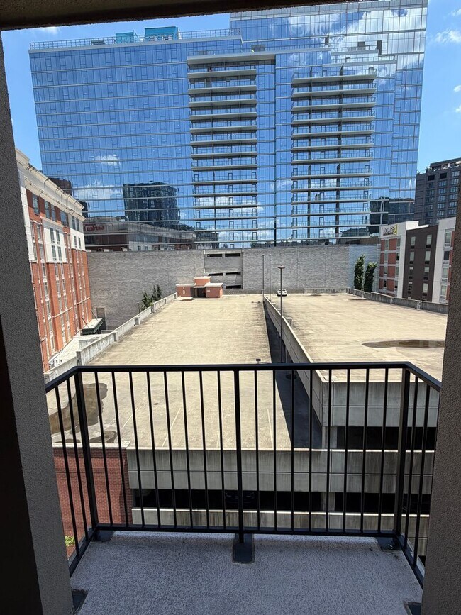 Building Photo - Modern One Bedroom Midtown Condo