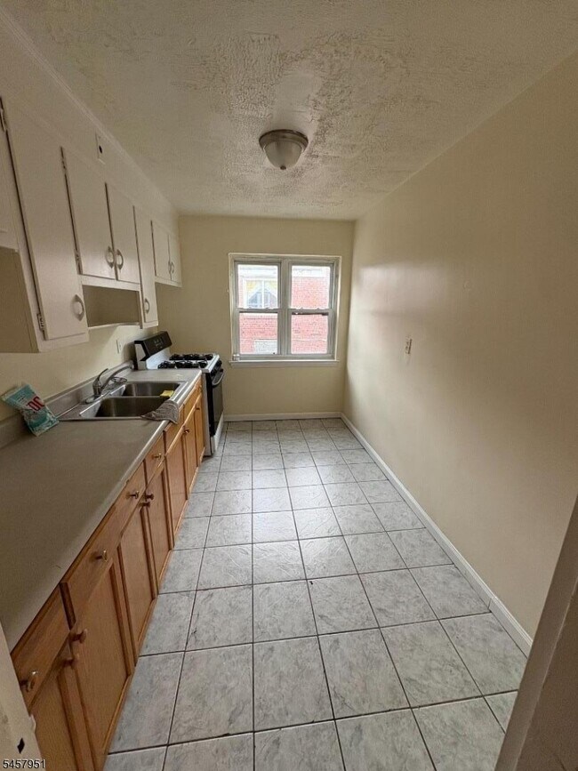 Building Photo - 138 Midland Pl
