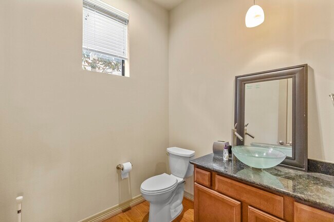 Building Photo - 1607 Bass St