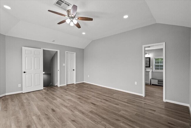 Building Photo - 401 Paradise Dr