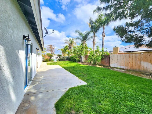 Building Photo - Beautiful home with paid Solar in Seven Oaks!