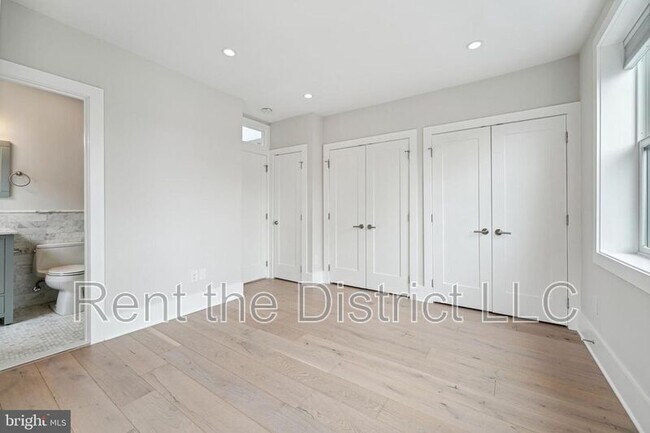 Building Photo - 608 Roxboro Pl NW