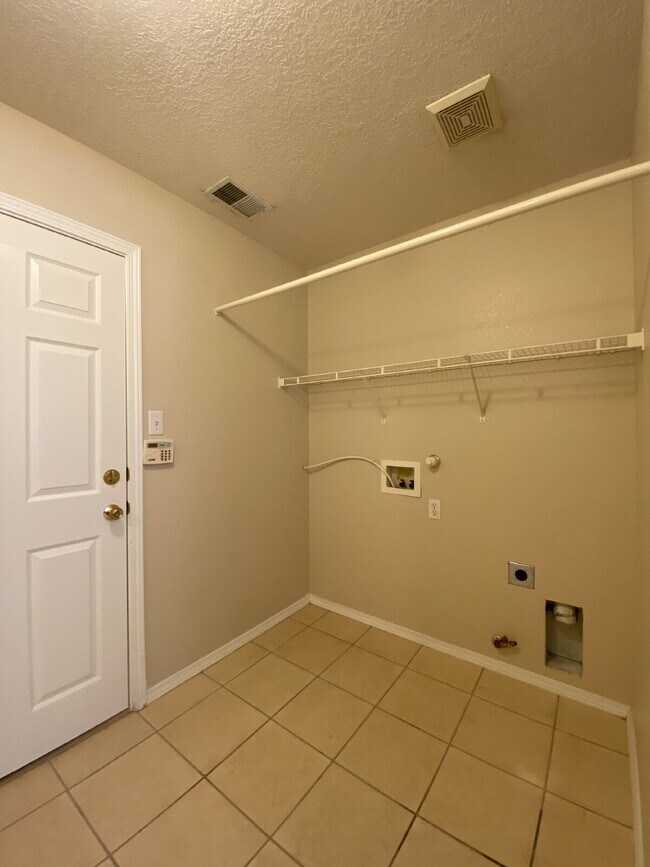 Building Photo - COMMUNITY POOL - LARGE 4 BEDROOM - Master Upstairs