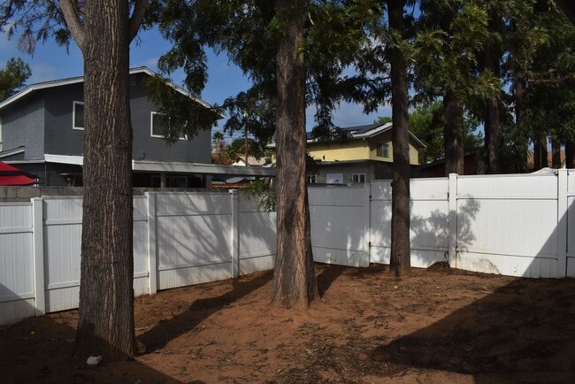 Building Photo - 2 Bedroom 1 Bath Single Level Unit- Lakeside