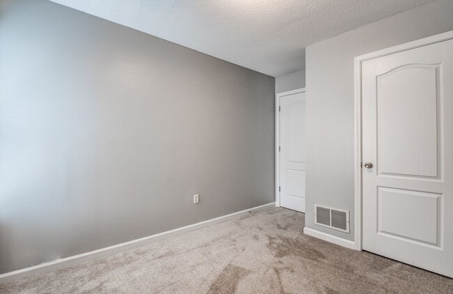 Building Photo - 9461 Hickory Dr