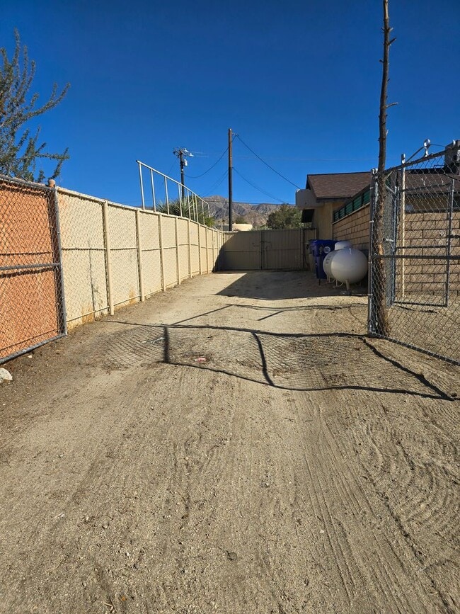 Building Photo - Remodeled Two Bedroom in Morongo Valley