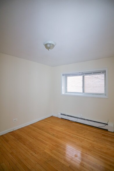 Building Photo - 945 W Wellington Ave
