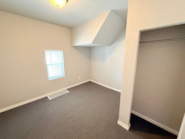 Building Photo - Spacious 5-Bedroom Home Near MSUM & Concordia – Perfect for Students or Large Households!