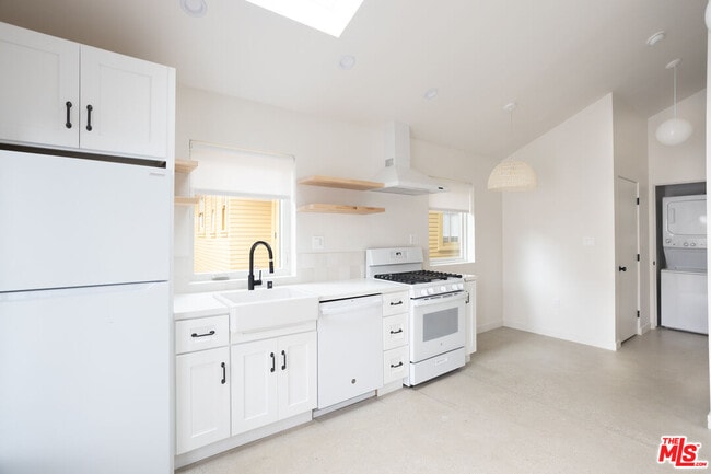 Building Photo - 4949 Sycamore Terrace