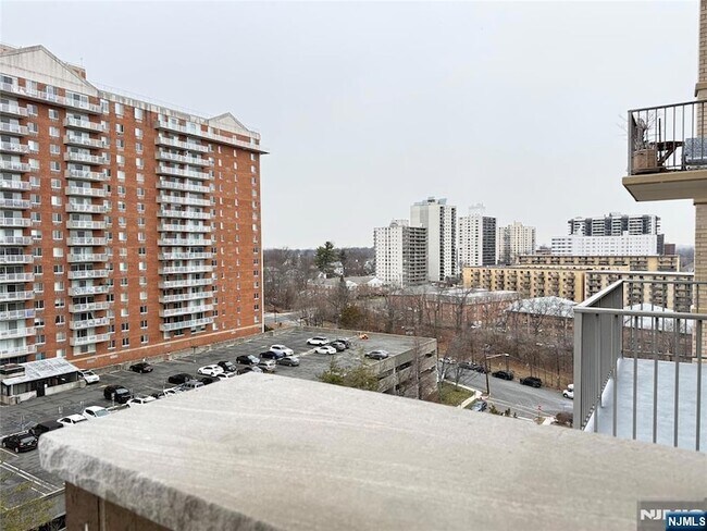 Building Photo - 160 Overlook Ave