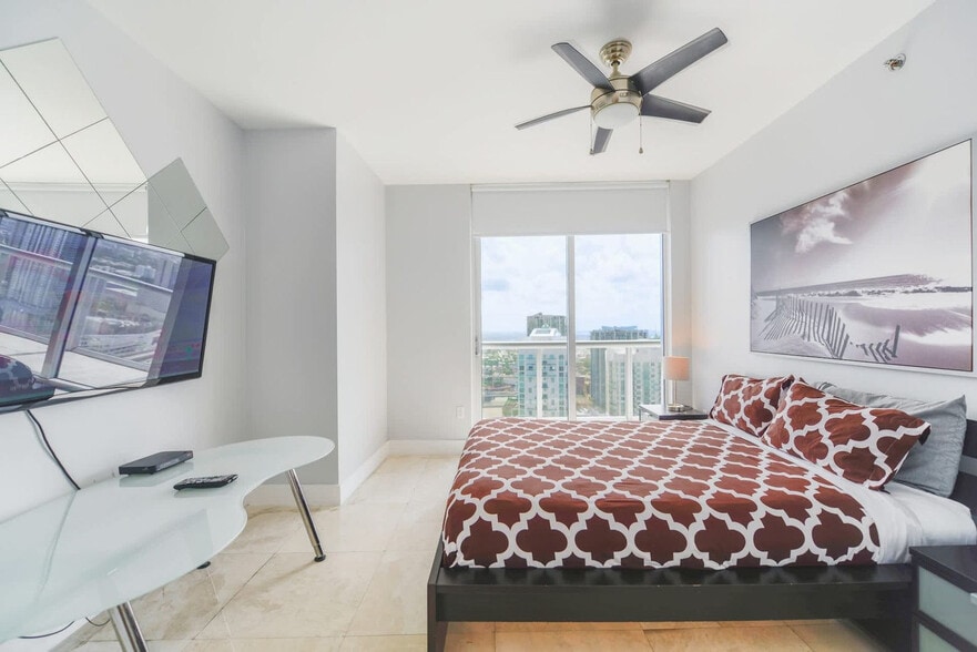 Building Photo - 485 Brickell Ave