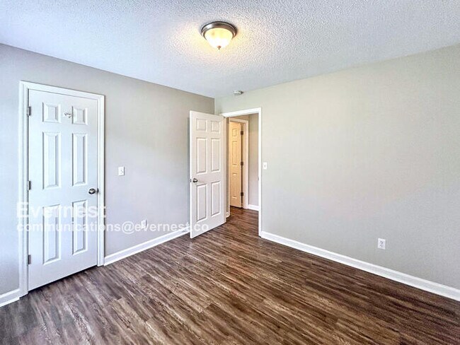 Building Photo - 7614 Greenway Dr