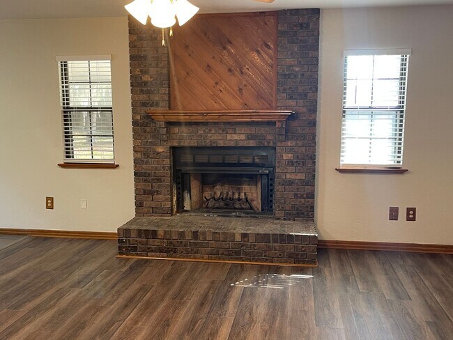 Building Photo - 3/2 (Valwood) This beautifully refreshed h...