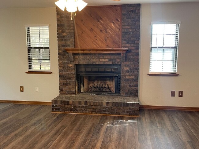 Building Photo - 3/2 (Valwood) This beautifully refreshed home sits in the highly sought-after Valwood community