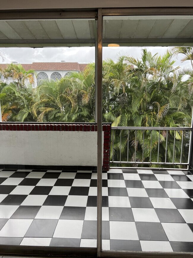 Building Photo - 1100 SE 4th Ave