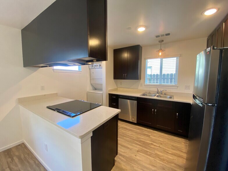 Building Photo - 1318 6th St