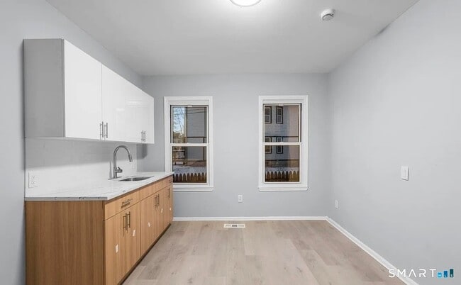 Building Photo - 303 Poplar St