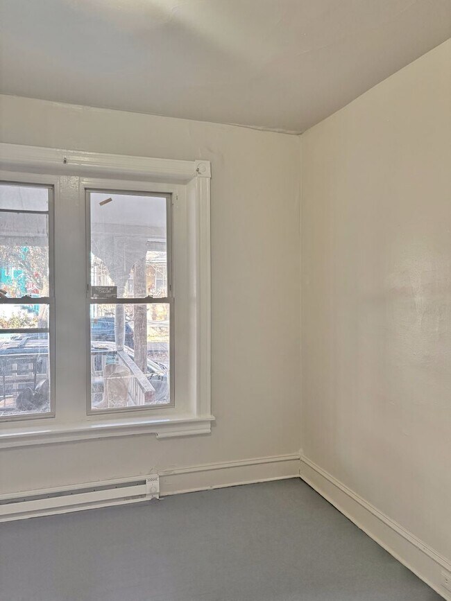 Building Photo - 422 W Allen St