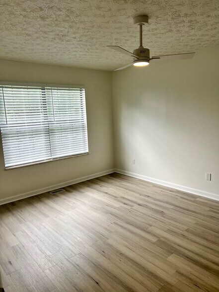 Main Floor Bedroom - 610 Shadywood Ln