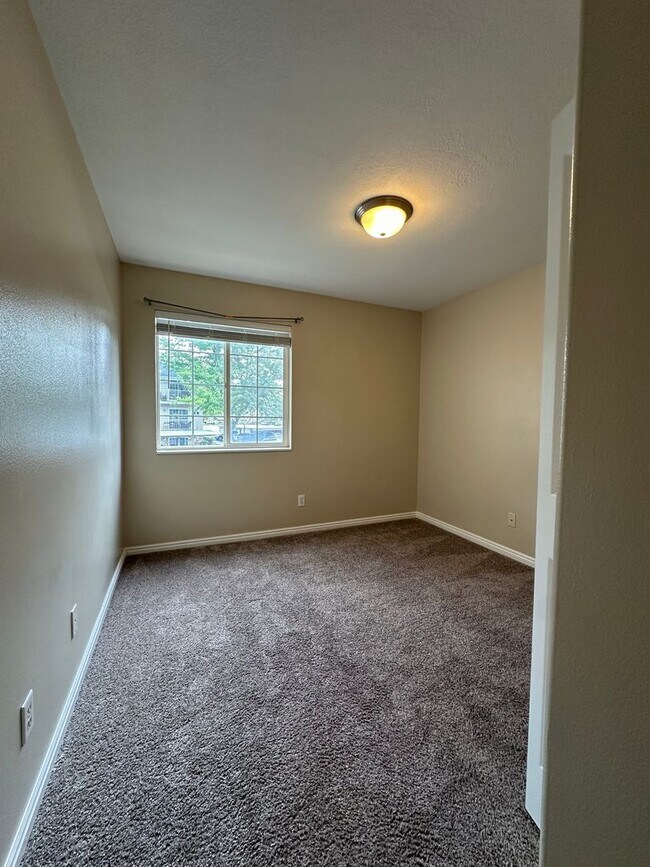 Building Photo - Condo in County Woods HOA