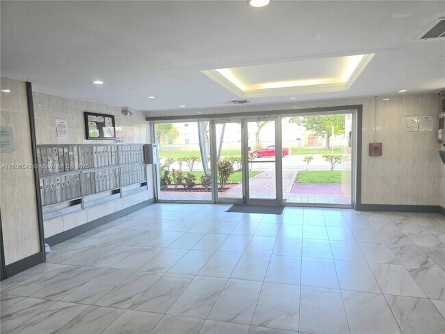 Building Photo - 1250 NE 125th St