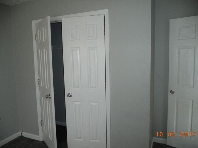 Building Photo - 619 Iowa Ave