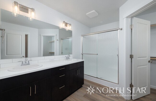 Building Photo - New, Bright & Spacious 3 bed/2.5 bath w/ G...