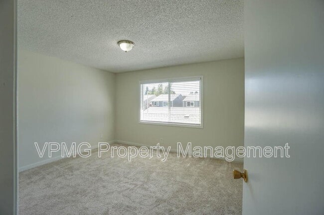 Building Photo - 605 SE 121st Ave