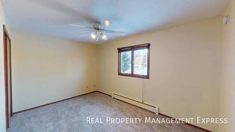 Building Photo - Spacious 2 Bedroom Apartment