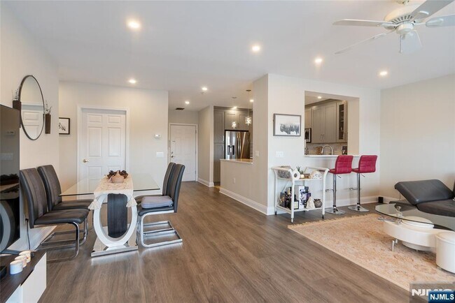 Building Photo - 302 The Promenade