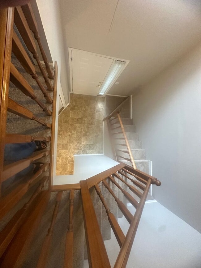 Building Photo - Foxhill Commons!!  NEW CARPET..1/2 OFF 1M RENT WITH 18M LEASE