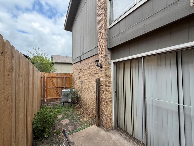 Building Photo - 1210 Southport Dr