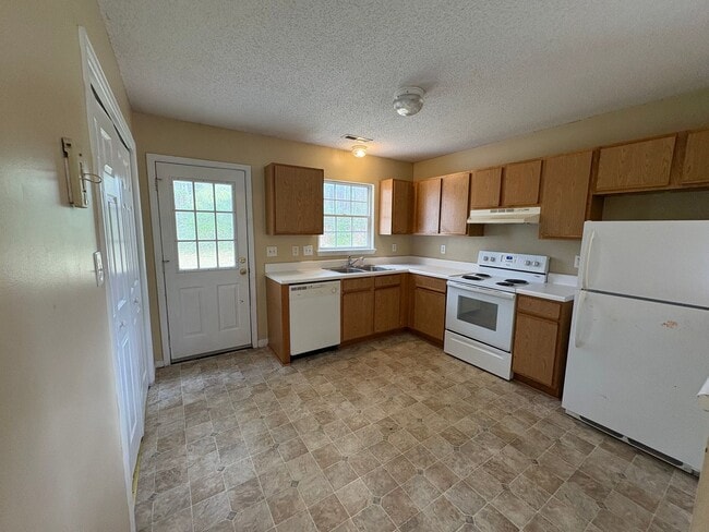 Building Photo - Charming two bedroom two bath town home that is set on an end unit. This home is just minutes fro...