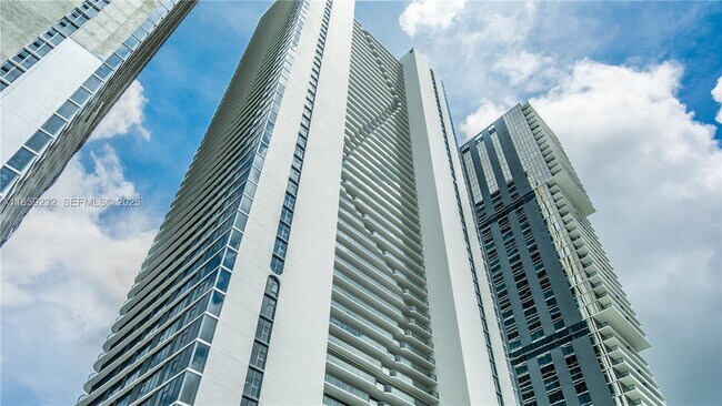 Building Photo - 700 NE 24th St