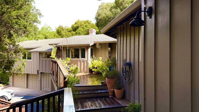 Building Photo - Available Now – Beautiful Carmel Valley Home in Carmel School District