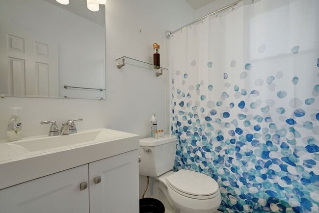 Building Photo - One month free rent with a lease start dat...